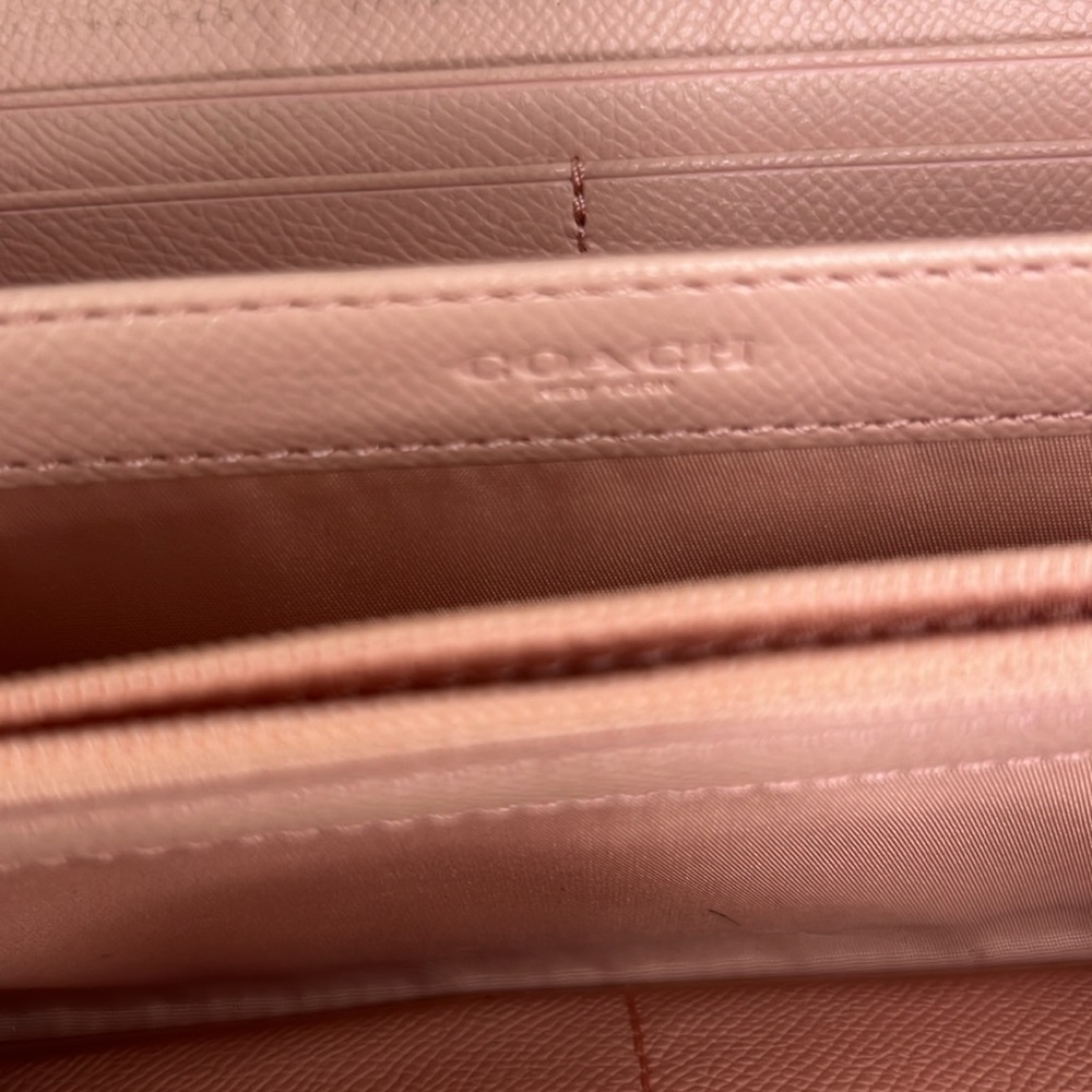 GUC- Coach patent leather longWallet - Picture 4 of 11